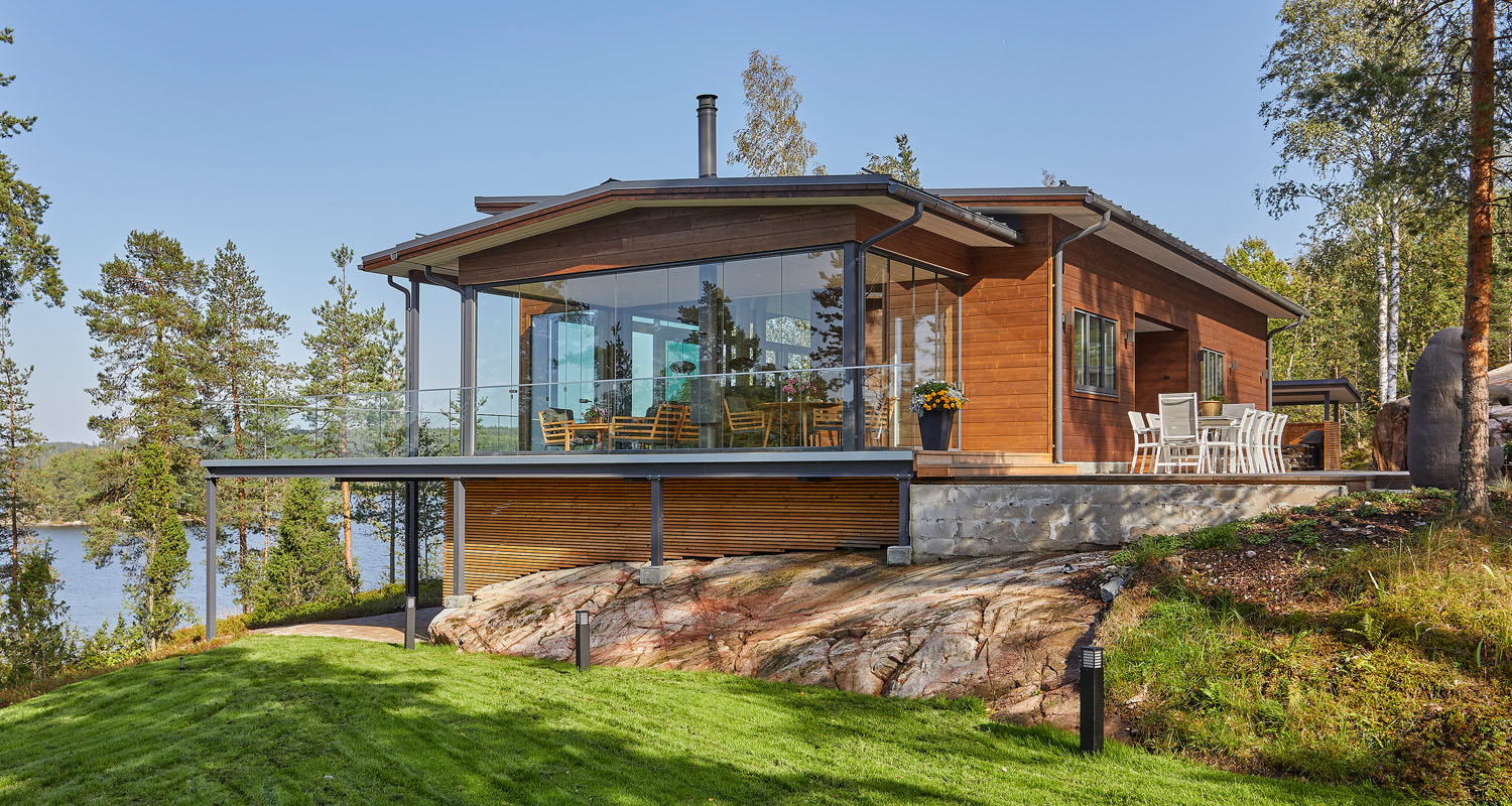 Holzhaus an einem See mit Glasfront